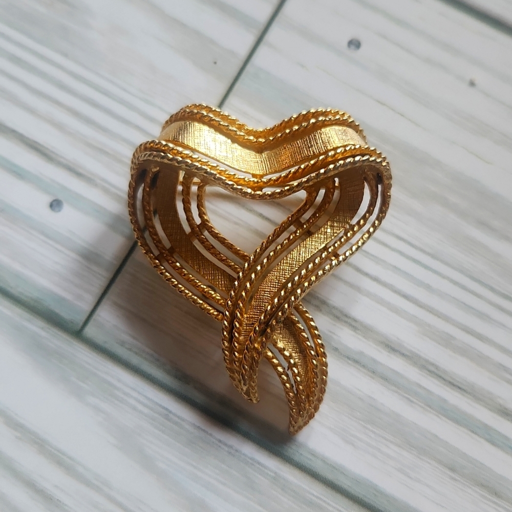 Vintage Lisner Brooch